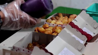 Satıcı pisang keju, Pisang goreng tepung keju, peynirli muz ve çikolatalı makarna servis edip hazırlıyor. Endonezya sokak yemekleri.