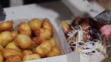 Satıcı pisang keju, Pisang goreng tepung keju, peynirli muz ve çikolatalı makarna servis edip hazırlıyor. Endonezya sokak yemekleri.