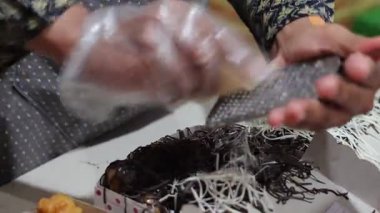 Satıcı pisang keju, Pisang goreng tepung keju, peynirli muz ve çikolatalı makarna servis edip hazırlıyor. Endonezya sokak yemekleri.