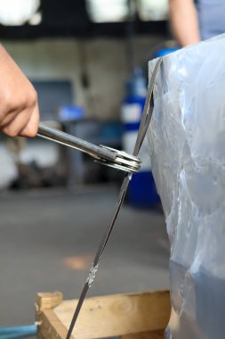 Paketlerin elle bağlanması, metal şeritleri germek için bir cihaz kullanarak elinizi kapatın. Kutuları ve paletleri bağlamak için araç.