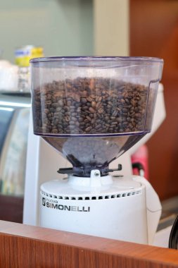 Balikpapan-Endonezya 22 Mayıs 2025 modern elektrikli kahve öğütücüleri kafe dükkanında kahve makinesinde kahve çekirdeği.