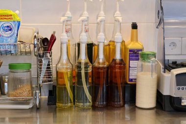 Balikpapan, Endonezya 22 Mayıs 2025 Kahve dükkanının içine içecek aroması ve diğer kafe ekipmanları eklemek için çeşitli şişe şurubu sıraları.