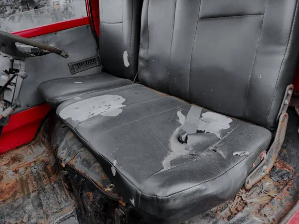 Balikpapan-Endonezya 22 Mayıs 2025 tozlu ve kirli eski arabanın içi, dışarıdan görünüşü, dağıtım minibüsünün içi hasarlı. Arabanın içinde çizikler ve hasarlı plastikler var. araba kazası.