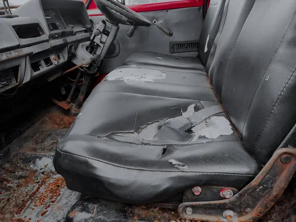 Balikpapan-Endonezya 22 Mayıs 2025 tozlu ve kirli eski arabanın içi, dışarıdan görünüşü, dağıtım minibüsünün içi hasarlı. Arabanın içinde çizikler ve hasarlı plastikler var. araba kazası.