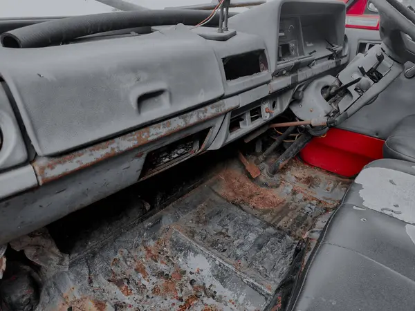 Balikpapan-Endonezya 22 Mayıs 2025 tozlu ve kirli eski arabanın içi, dışarıdan görünüşü, dağıtım minibüsünün içi hasarlı. Arabanın içinde çizikler ve hasarlı plastikler var. araba kazası.