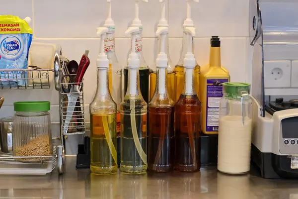 Balikpapan, Endonezya 22 Mayıs 2025 Kahve dükkanının içine içecek aroması ve diğer kafe ekipmanları eklemek için çeşitli şişe şurubu sıraları.