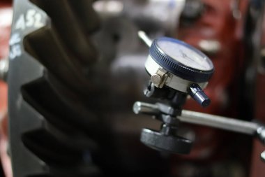 27 Mayıs 2025 Balikpapan-Endonezya Bir diferansiyel ters tepki ölçme süreci bir çevirme dişli ve pinion dişli arasındaki mesafeyi ölçmek için bir gösterge kullanılır.