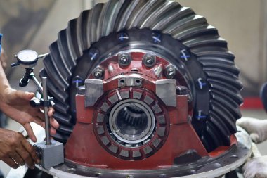 27 Mayıs 2025 Balikpapan-Endonezya Bir diferansiyel ters tepki ölçme süreci bir çevirme dişli ve pinion dişli arasındaki mesafeyi ölçmek için bir gösterge kullanılır.