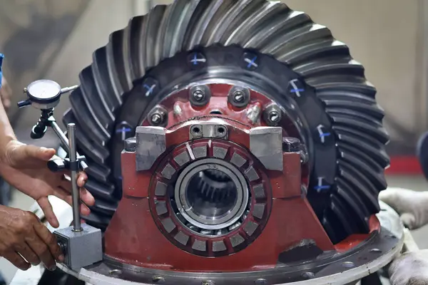 27 Mayıs 2025 Balikpapan-Endonezya Bir diferansiyel ters tepki ölçme süreci bir çevirme dişli ve pinion dişli arasındaki mesafeyi ölçmek için bir gösterge kullanılır.