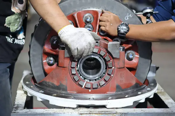 27 Mayıs 2025 Balikpapan-Endonezya Bir diferansiyel ters tepki ölçme süreci bir çevirme dişli ve pinion dişli arasındaki mesafeyi ölçmek için bir gösterge kullanılır.