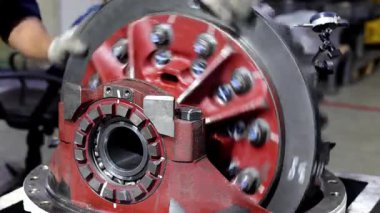 27 Mayıs 2025 Balikpapan-Endonezya Bir diferansiyel ters tepki ölçme süreci bir çevirme dişli ve pinion dişli arasındaki mesafeyi ölçmek için bir gösterge kullanılır.