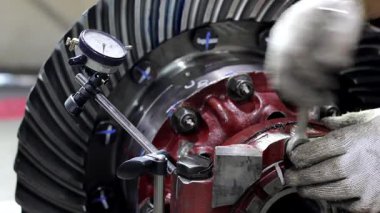 27 Mayıs 2025 Balikpapan-Endonezya Bir diferansiyel ters tepki ölçme süreci bir çevirme dişli ve pinion dişli arasındaki mesafeyi ölçmek için bir gösterge kullanılır.