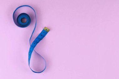 Mavi mezura pembe arka planda izole edilmiş. Kilo verme kavramı için diyet.