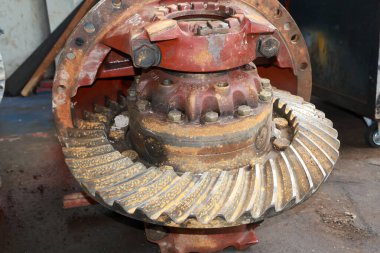 Kirli ve meteliksiz Ayırıcı Vites Merkezi 'nin servise ihtiyacı var.