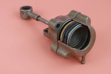 Turbocharger Actuator aynı zamanda atık geçit çalıştırıcısı olarak da bilinir. Vücudu kısmen kaplamalı ve iç kısmını gösteriyor. arkaplanda izole.