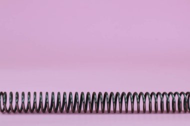 Pembe arka planda yay sıkıştırması. Metin boşluğuyla.