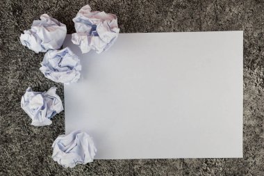 Üst görünüm boş kağıt ve birkaç buruşuk kağıt top fikir bekliyor..