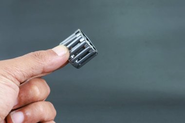 Erkek el ele tutuşarak yaklaşın. Rota izole edildi. Yüksek performanslı makinelerde kullanılan süper hassas rulo yatakları.