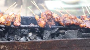 Kömür közleri üzerinde ızgara satay otantik bir Endonezya mutfağı konuşmasıdır. Satay tavuk yaparken işlenmiş..