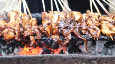 Kömür közleri üzerinde ızgara satay otantik bir Endonezya mutfağı konuşmasıdır. Satay tavuk yaparken işlenmiş..