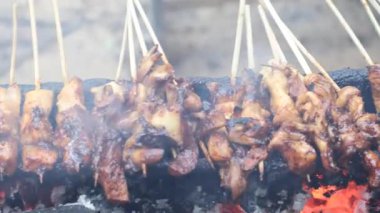 Kömür közleri üzerinde ızgara satay otantik bir Endonezya mutfağı konuşmasıdır. Satay tavuk yaparken işlenmiş..