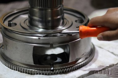 El parçalama istinat halkası ya da otomatik şanzımanın gezegen teçhizatında kopma halkası.