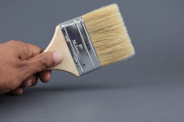 Gri arka planda izole edilmiş temiz boya fırçası. Tahta saplı boya fırçası gri arkaplanda izole edilmiş..