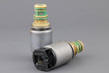 Solenoid otomatik iletim. Solenoid vanası gri arkaplanda izole edildi