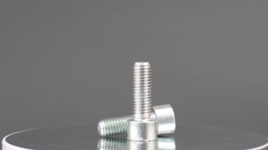 Dönen ekranda iki altıgen başlı cıvata. Gümüş rengi ve paslanmaz çelikten yapılmış yeni cıvata