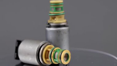 Balikpapan - Endonezya 23 Temmuz 2025 Solenoid otomatik iletim. Solenoid vanası gri arkaplanda izole edildi