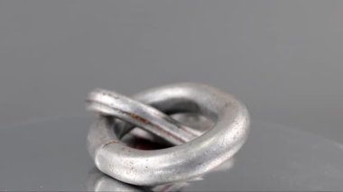 Gri arkaplanda izole edilmiş destek kitini veya prangayı kaldır. Donanım aracı