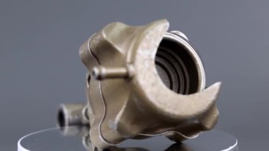 Turbocharger Actuator aynı zamanda atık geçit çalıştırıcısı olarak da bilinir. Vücudu kısmen kaplamalı ve iç kısmını gösteriyor. arkaplanda izole.