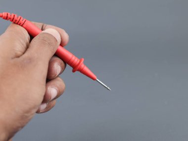 Gri arkaplandaki çoklu ölçüm sondaları. Elektrik ölçümleri için sondalar.