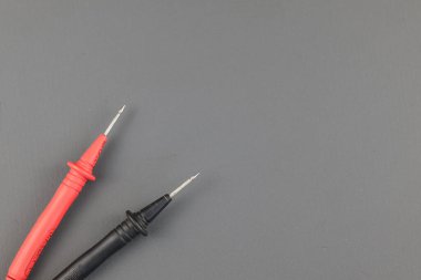 Gri arkaplandaki çoklu ölçüm sondaları. Elektrik ölçümleri için sondalar.