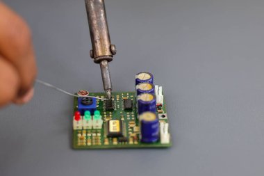 Eller, anakart ve mühendislik devre kartı teknoloji, elektrik donanımı, kaynak aletleri için.