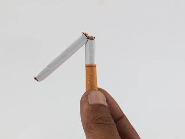 Erkek eli kırık sigara tutuyor, sigara ve akciğer sağlığına karşı çıkıyor. İzole edilmiş beyaz arkaplan 