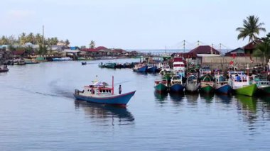 Öğleden sonra Manggar balıkçı köyünde sakin bir atmosferi olan geleneksel balıkçı tekneleri sıraya dizilmişti.