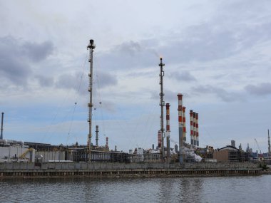 Balikpapan-Endonezya 3 Ağustos 2025 Pertamina Petrol ve gaz rafinerisi endüstrisi, ekipman detayları büyük petrol depolama tanklarından valfli çelik petrol boru hatları.