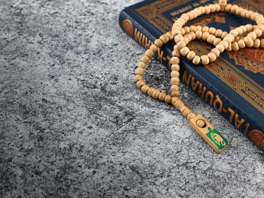 Balikpapan-Endonezya 5 Ağustos 2025 Kutsal Kur 'an' ın Arapça el yazısı ve arkaplanda tasbih ya da tespih anlamına gelen tespih. 