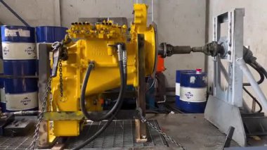 Balikpapan-Endonezya 7 Ağustos 2025 Komatsu not ortalaması 8250 test bankına zincirlenmiş test için. otomotiv kavramı.