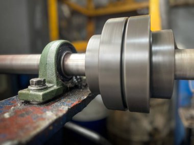 Yastık bloğu yatakları dengeli ve merkezde tutmak için şaftı yüksek hızda tutar.