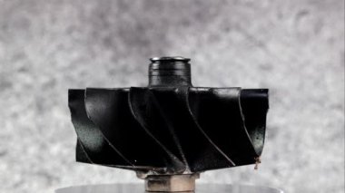 Hasarlı turbo şarj aleti ve kırık türbin şaftı. Yanma kaynaklı karbon kalıntılarından siyah bıçaklar.