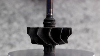 Hasarlı türbülans tekerlek şaftı. Yanma kaynaklı karbon kalıntılarından siyah bıçaklar.