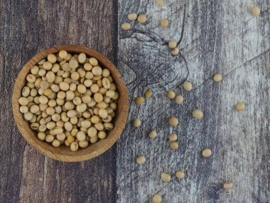 Tahta masadaki tahta kasede Soya fasulyesi tohumları..