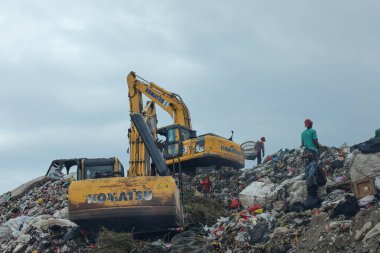 Balikpapan-Endonezya 15 Ağustos 2025 Kazıcı Manggar-Balikpapan şehrindeki son atık imha alanı üzerinde çalışıyor, açık bir atık sistemi kullanıyor. Çevresel tema