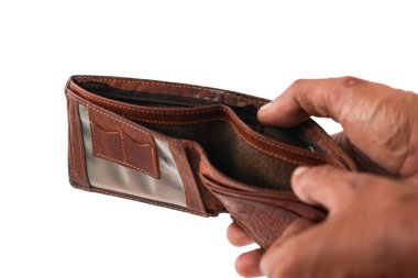 Beyaz arka planda erkek el açılışı ve boş kahverengi deri cüzdan, iflas ve yoksulluk kavramı.