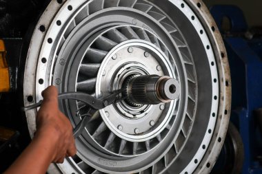 Dönüştürücü pompa şanzımanında kerpeten kullanarak Yüzük 'ün elle yüklenmesi. Montaj Allison şanzımanı.