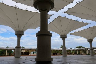 Balikpapan-Endonezya 17 Ağustos 2025 Kule benzeri yapılar Balikpapan İslam Merkezi 'nin avlusuna serinletici bir gölge düşürerek,.