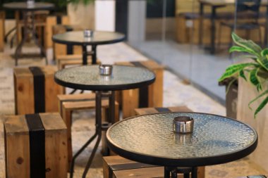 Kafe ve restoranda boş masa ve sandalye, içi boş, ahşap masalar ve sıcak, rahat ışık ayarları olan modern kafe..