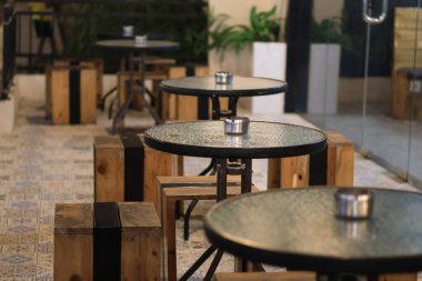 Kafe ve restoranda boş masa ve sandalye, içi boş, ahşap masalar ve sıcak, rahat ışık ayarları olan modern kafe..